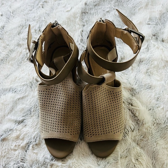 Heels - Picture 3 of 3